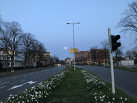 845790 Gezicht over de Kardinaal de Jongweg te Utrecht, vanaf het Eykmanplein, bij avond, uit het westen.